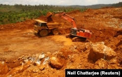 Sebuah truk memuat tanah berisi bijih nikel di Pulau Halmahera di Indonesia bagian timur, 19 Maret 2012. (Foto: REUTERS/Neil Chatterjee)