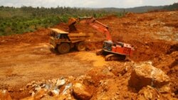 Sebuah truk memuat tanah berisi bijih nikel di Pulau Halmahera, Maluku Utara (foto: ilustrasi). 