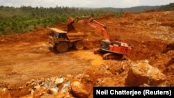 Sebuah truk memuat tanah berisi bijih nikel di Pulau Halmahera, Maluku Utara (foto: ilustrasi). 