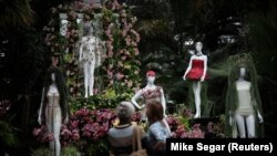 Anggrek mekar dan tampilan busana karya Olivia Cheng selama pratinjau pers "The Orchid Show: Florals in Fashion" di New York (REUTERS)