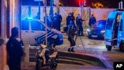 Policija na mestu gde je napadač u Briselu ubio dvoje ljudi, koji je sam priznao da je pristalica Islamske države. 16. oktobar 2023. 