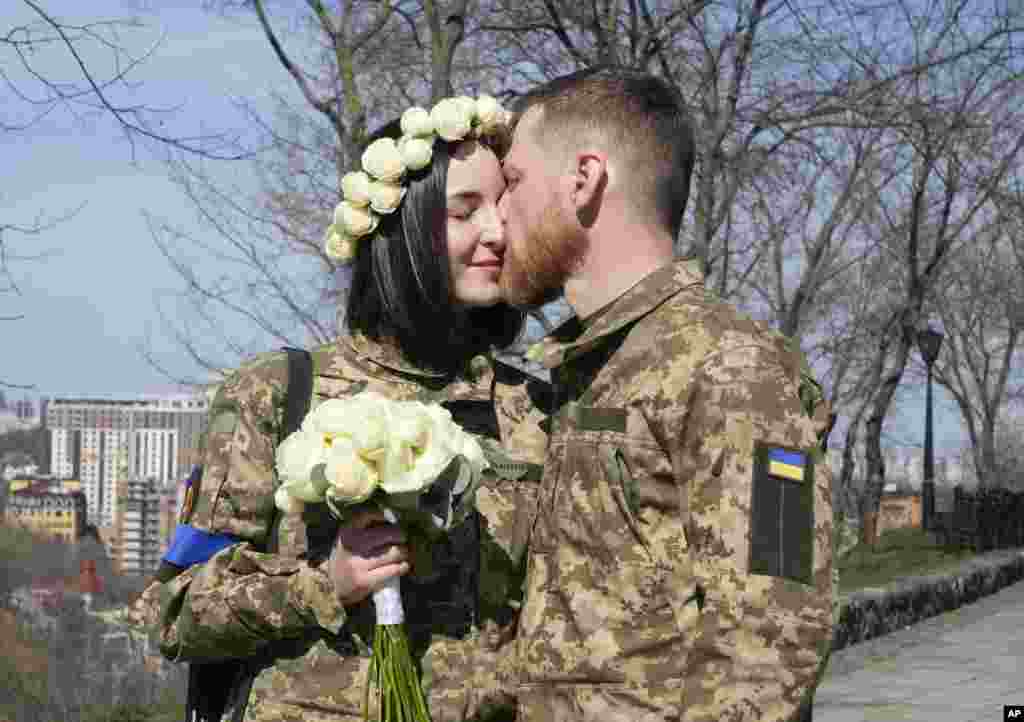 Украинские военные готовятся к своей свадьбе. Киев, 7 апреля 2022. (AP Photo/Efrem Lukatsky)