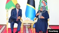 Rais wa Guinea Bissau Umaro Sissici Embalo (L) na Rais wa Tanzania Samia Suluhu Hassan