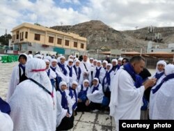 Opick diserbu oleh jemaah Umrah, minta foto bareng (foto: courtesy)