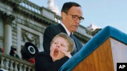 نیویارک کے سابق مئیر جولیانی 1994 میں جس وقت اپنے عہدہ کا حلف اٹھا رہے تھے ان کا بیٹا جمائیاں لے رہا تھا۔ فوٹو اے پی
