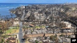 Esta fotografía proporcionada por el Departamento de Tierras y Recursos Naturales de Hawái muestra áreas quemadas en Lahaina, en la isla de Maui, Hawái, el viernes 11 de agosto de 2023, luego de un incendio forestal.