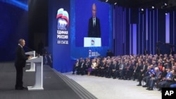 Presiden Rusia Vladimir Putin menyampaikan pidato di kongres partai "Rusia Bersatu" di Moskow, Minggu 17 Desember 2023.