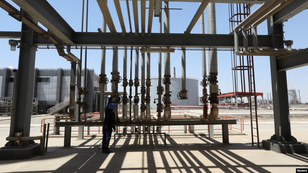 21 Temmuz 2022 - Erbil'deki petrol şirketi KAR Group'un tesislerinde bir işçi görev başında