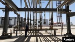 21 Temmuz 2022 - Erbil'deki petrol şirketi KAR Group'un tesislerinde bir işçi görev başında