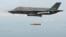 미군 F-35 전투기가 정밀유도폭탄인 합동직격탄(JDAM)을 투하하고 있다. (자료사진)