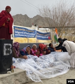 拉达克的抗议者用被子保暖，抵御寒冷的天气 (美国之音/贾尚杰)