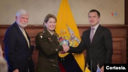 La jefa del Comando Sur de EEUU, la general Laura Richardson, estrecha la mano al presidente de Ecuador, Daniel Noboa, en presencia del asesor presidencial para las Américas, Christopher Dodd, en Quito, Ecuador, el 22 de enero de 2024.