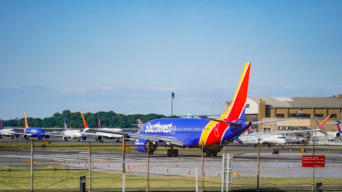 Llega la peor noticia del verano: la nueva aerolínea low cost que cobrará  por llevar equipaje de mano