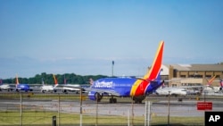 Los aviones se alinean para despegar en el aeropuerto LaGuardia cuando el fin de semana del Día de los Caídos señala el inicio no oficial de la temporada de viajes de verano el jueves 25 de mayo de 2023 en Nueva York. (Foto AP/Bebeto Matthews)