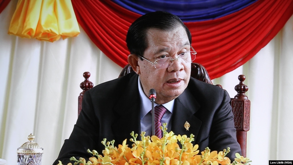 រូបឯកសារ៖ លោក ហ៊ុន សែន ធ្វើ​សន្និសីទ​សារព័ត៌មាន​នៅ​វិមាន​រដ្ឋសភា ក្រោយ​សភា​បោះឆ្នោត​ផ្តល់​សេចក្តី​ទុកចិត្ត​ឱ្យ​លោក ហ៊ុន ម៉ាណែត ធ្វើជា​នាយក​រដ្ឋមន្ត្រី​។ រូបនេះថតពីអេក្រង់ទូរទស្សន៍ក្នុងបន្ទប់ព័ត៌មាននៃរដ្ឋសភា នៅថ្ងៃទី២២ ខែសីហា ឆ្នាំ២០២៣។ (លាស់ លីបលីប/វីអូអេ)