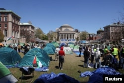 美国哥伦比亚大学的学生在校园内举行示威活动支持巴勒斯坦人。（2024年4月22日）