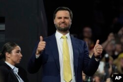 El candidato republicano a la vicepresidencia, el senador J. D. Vance, republicano por Ohio, es presentado durante la Convención Nacional Republicana el martes 16 de julio de 2024 en Milwaukee. (Foto AP/Paul Sancya)