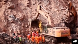 Tim penyelamat bekerja di lokasi tambang batu bara terbuka yang runtuh di Liga Alxa di Daerah Otonomi Mongolia Dalam, China utara, 23 Februari 2023. (Foto: via AP)