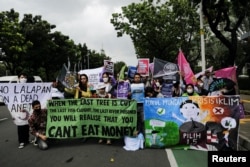 Pemuda dan aktivis yang memegang spanduk dan plakat ambil bagian dalam "Aksi Iklim Global" untuk memprotes perubahan iklim di Jakarta, 3 Maret 2023.