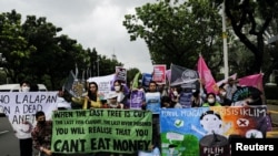 Unjuk rasa pemuda dan aktivis memprotes perubahan iklim dalam Aksi Global Climate Strike di Jakarta, 3 Maret 2023. (REUTERS/Willy Kurniawan)