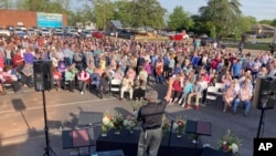 Un pastor ora por las víctimas de los disparos en Dadeville, Alabama, en una vigilia en el estacionamiento de la Primera Iglesia Bautista, el domingo 16 de abril de 2023. (Foto AP/Jeff Amy)