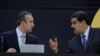 Foto de archivo. El presidente de Venezuela, Nicolás Maduro (derecha), habla con el vicepresidente Tareck El Aissami, mientras asisten al evento de lanzamiento de la nueva criptomoneda venezolana "petro" en Caracas, Venezuela, el 20 de febrero de 2018. REUTERS/Marco Bello