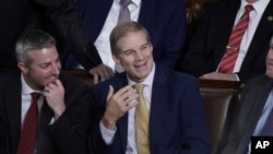 El representante Jim Jordan, presidente del Comité Judicial de la Cámara de Representantes, sentado este martes 17 de octubre frente al pleno en espera de los votos para intentar ser elegido como líder de la Cámara Baja. Es un aliado importante de Donald Trump. 