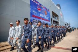 Personel Angkatan Laut Singapura dan Brunei berbaris saat upacara pembukaan Latihan Solidaritas ASEAN di Pelabuhan Batu Ampar di Pulau Batam, Selasa, 19 September 2023. (AP Photo/Andaru Kz)