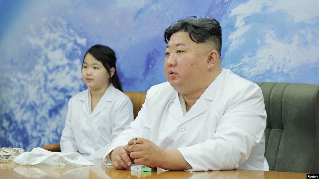  김정은(오른쪽) 북한 국무위원장과 딸 김주애 (자료사진=조선중앙통신)