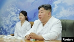 김정은(오른쪽) 북한 국무위원장. 왼쪽은 딸 김주애. (자료사진)