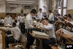 Siswa Yahudi ultra-Ortodoks mempelajari Taurat di Ponevezh Yeshiva (sekolah Agama Yahudi) di kota Bnei Brak, Israel tengah, 27 Februari 2024. Komunitas ortodoks yang telah lama terhindar dari wajib militer. (Menahem Kahana / AFP)