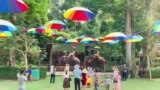 ມຸມນຶ່ງຂອງການສະແດງສີລະປະພື້ນເມືອງ ຢູ່ທີ່ຕາດຮ້ອຍຄົວ. ເຊິ່ງໄດ້ຮັບການສະໜອງໃຫ້ໂດຍຜູ້ບໍລິຫານໃຫຍ່ ແລະເປັນເຈົ້າຂອງກິດຈະການ ທ່ານອາຄົມ ພົມມະຫານ.