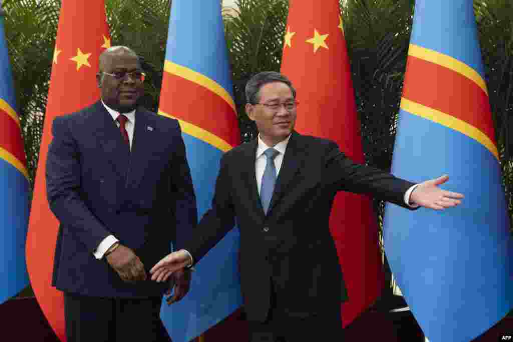 Mokonzi ya RDC Félix Tshisekedi (G) apesi mbote na Ministre wa yambo ya Chine Li Qiang na Hall enene ya Palais du peuple na Pékin (Beijing), Chine, 26 sanza ya mitano 2023.