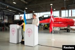 Ukrajinski predsednik Volodimir Zelenski i danska premijerka Mete Frederiksen govore na konferenciji za novinare u vazduhoplovnoj bazi Skridstrup u Vojensu, Danska, 20. avgusta 2023.