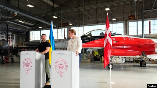 Frederiksen ve Zelenski Danimarka'da bir hava üssünde ortak basın toplantısı düzenledi