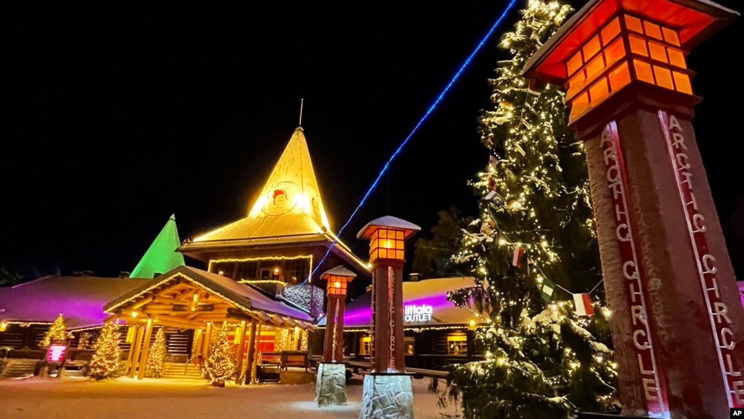 Desa Sinterklas di Rovaniemi, Finlandia, terlihat meriah dengan hiasan lampu natal pada pagi hari, 4 Desember 2021. (AP/James Brooks)