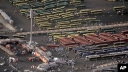 Dozens of buses park as pilgrims walk to enter the Grand Mosque, during the annual hajj pilgrimage, in Mecca, Saudi Arabia, June 22, 2023.