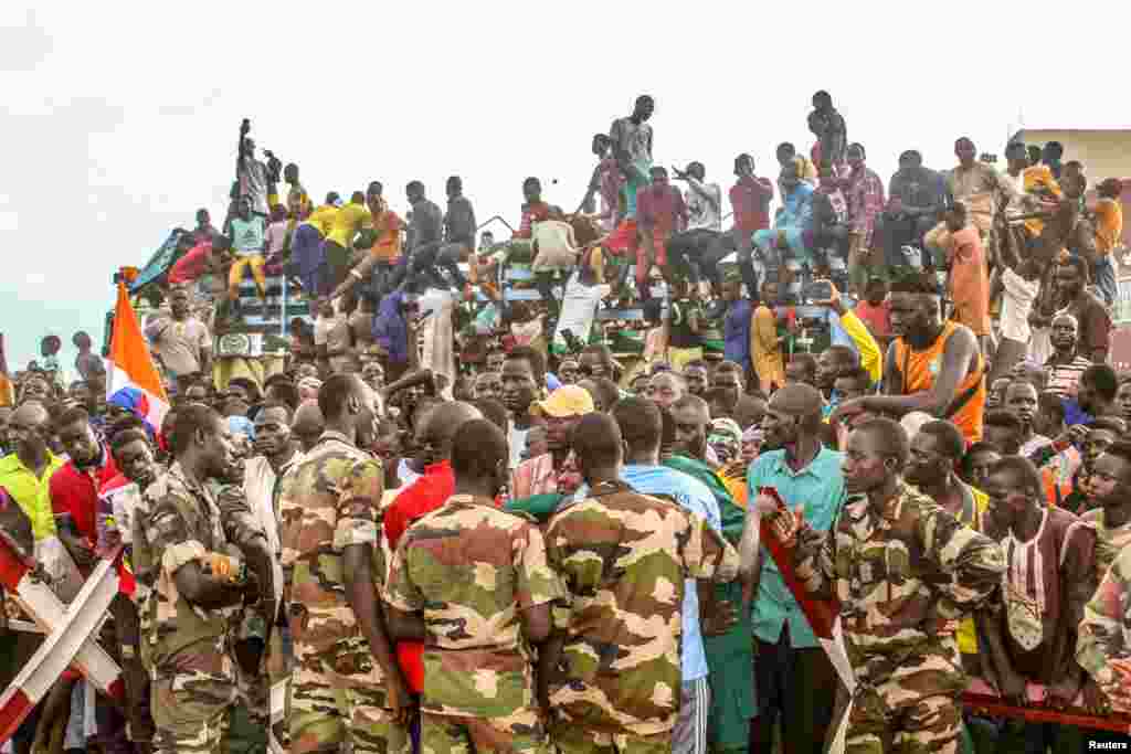 Apoiantes da junta do Níger participam numa manifestação em frente a uma base do exército francês em Niamey.