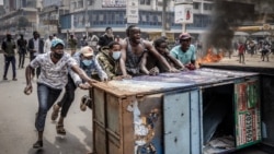 Para pengunjuk rasa meneriakkan slogan-slogan saat mereka mendorong barikade selama demonstrasi antipemerintah di pusat kota Nairobi, Kenya, 2 Juli 2024.