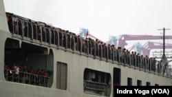 Sekitar 1.000 pemudik dan ratusan motor ikut serta dalam program Mudik Bareng TNI-AL 2024 menggunakan kapal perang pada Jumat, 5 April 2024 di Jakarta. (Foto: Indra Yoga/VOA)