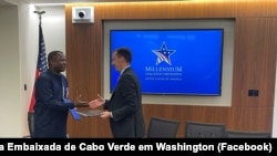 Olavo Correia, vice-primeiro-ministro de Cabo Verde, e Cameron Alford,vice-presidente do Departamento de Operações do MCC, 17 abril 2024