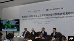 Carlos Tavares, drejtor i kompanisë Stellantis dhe Zhu Jiangming, drejtor i kompanisë kineze Leapmotor, në konferencë të përbashkët për shtyp në Hangzhou, Kinë (14 maj 2024)