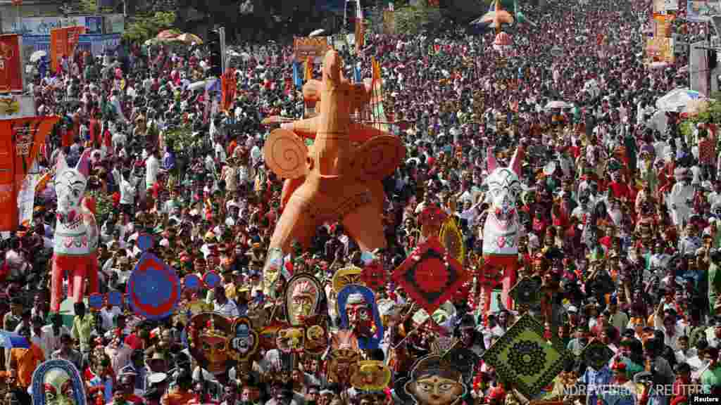 হাতির মুখোশ এবং ভাস্কর্য নিয়ে মঙ্গল শোভাযাত্রার মাধ্যমে বাঙালির পহেলা বৈশাখ উদযাপন চলছে। 