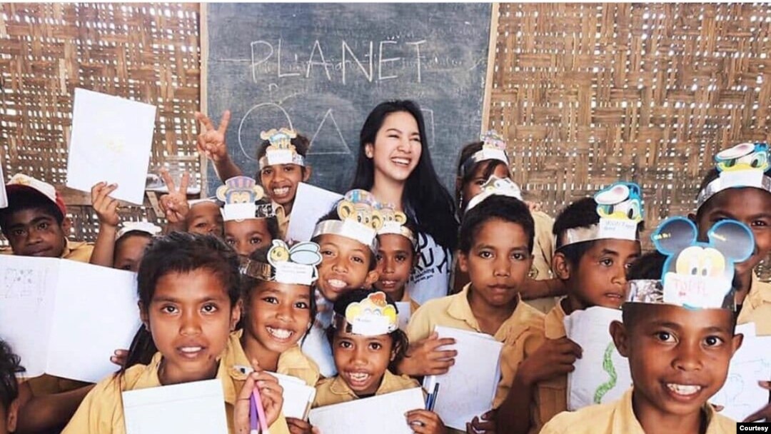 Sekolah di Pedalaman - Seorang relawan 1000 Guru dan anak-anak yang diarahkannya. (Dokumentasi 1000 Guru)