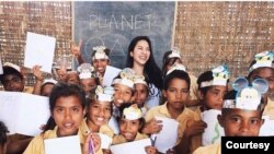 Sekolah di Pedalaman - Seorang relawan 1000 Guru dan anak-anak yang diarahkannya. (Dokumentasi 1000 Guru)