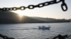 Sebuah kapal wisata bergerak kembali menuju pelabuhan Pulau Pingtan, provinsi Fujian, China, setelah berlayar melalui Selat Taiwan pada 13 Januari 2024. (Foto: AFP/Greg Baker)