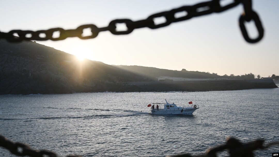 Sebuah kapal wisata kembali ke pelabuhan setelah berlayar di Selat Taiwan, di Pulau Pingtan, Provinsi Fujian, tenggara China, titik terdekat di China dengan pulau utama Taiwan, 13 Januari 2024. (Foto: AFP)