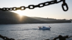 Sebuah kapal wisata kembali ke pelabuhan setelah berlayar di Selat Taiwan, di Pulau Pingtan, Provinsi Fujian, tenggara China, titik terdekat di China dengan pulau utama Taiwan, 13 Januari 2024. (Foto: AFP)