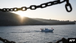 Sebuah kapal wisata bergerak kembali menuju pelabuhan Pulau Pingtan, provinsi Fujian, China, setelah berlayar melalui Selat Taiwan pada 13 Januari 2024. (Foto: AFP/Greg Baker)