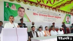 পবিত্র ঈদুল ফিতর উপলক্ষে খাদ্যসামগ্রী বিতরণ অনুষ্ঠানে পরিবেশ, বন ও জলবায়ু পরিবর্তন মন্ত্রী সাবের হোসেন চৌধুরী। ৭ এপ্রিল, ২০২৪।